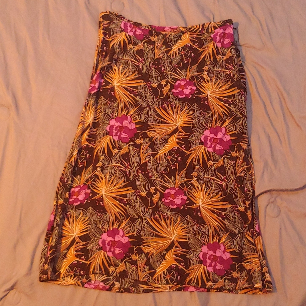 Mid length H and M skirt. (UK)